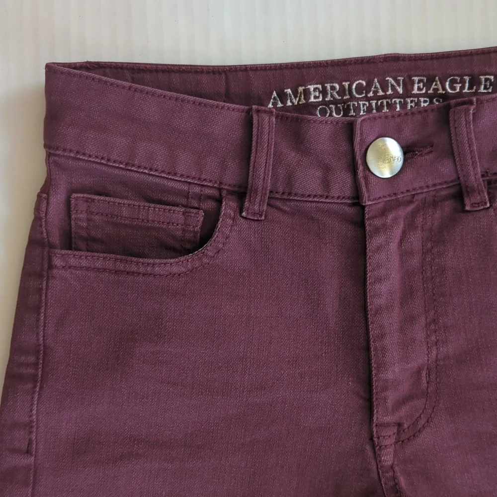 AEO Super Stretch Hi Rise Frayed Hem Shortie Cut Off Mom Shorts 00 Burgundy - Picture 2 of 13